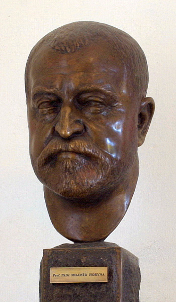 Soubor:Mojmír Horyna (busta).jpg