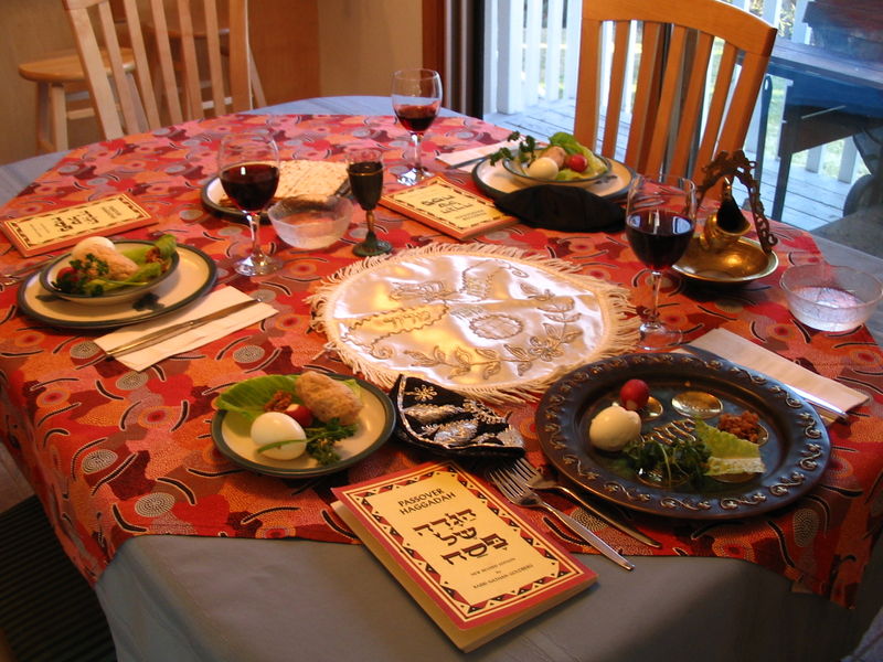 Soubor:A Seder table setting.jpg
